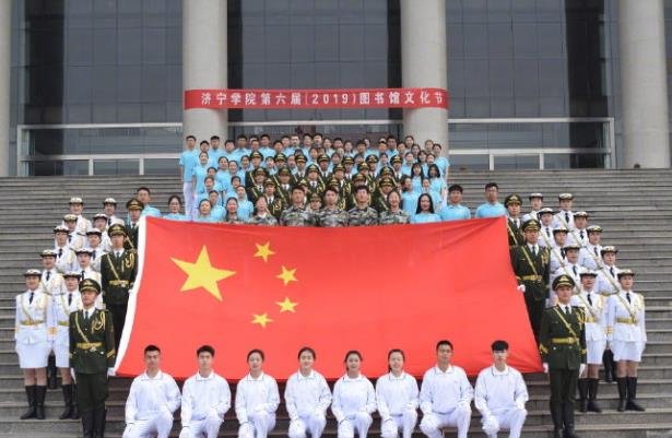 驻港部队加入#我和国旗同框#活动 网友：22年，感谢有你!