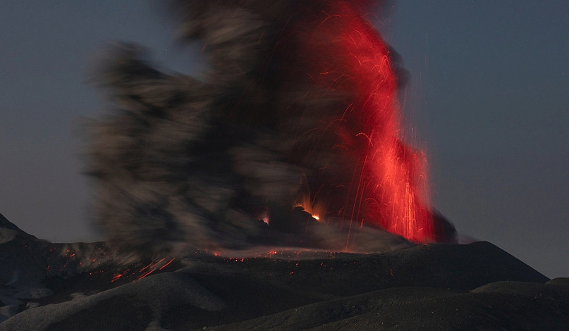 摄影师捕捉罕见自然奇观 闪电击中火山中央