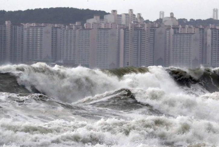 台风“玲玲”登陆韩国 巨浪滔天数万户断电