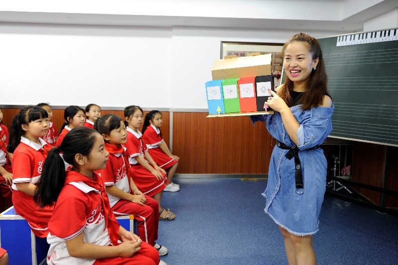西安一小学老师自创垃圾分类歌曲 加入说唱和敲击乐器玩出新花样