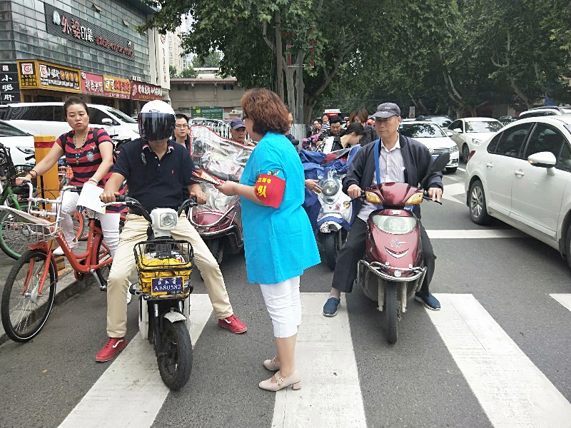 北关志愿者上街劝导不文明交通行为 有行人当“看不见”