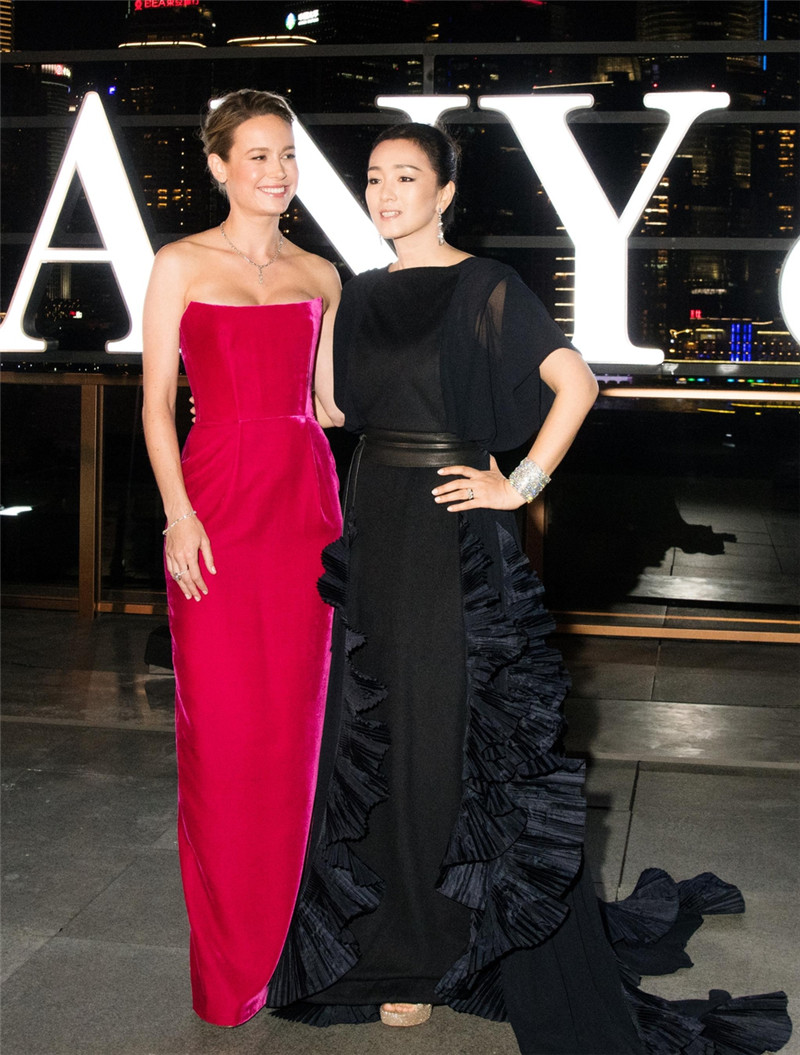 巩俐与惊奇队长同台合影惊队还偷瞄了一眼巩俐