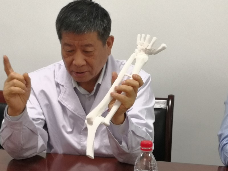 大三学生左臂畸形求医19年西安遇希望 医生：先天性桡骨头脱位