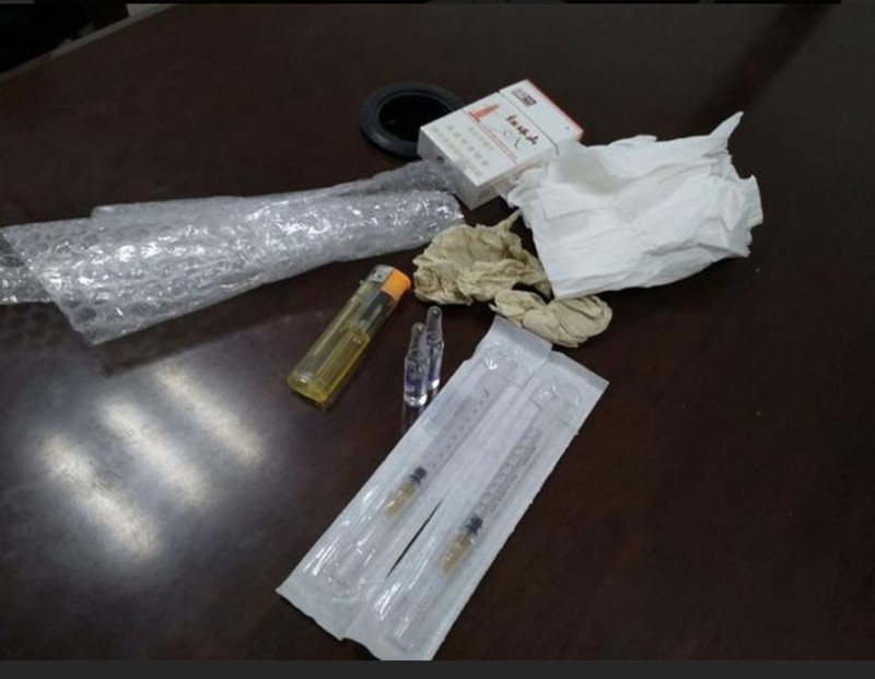 华商头条|毒驾遇交警冲关卡逃跑 临潼交警从同车人身上搜出毒品