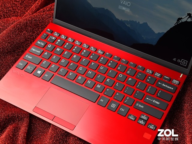 英特尔科普：笔记本触控板为何要居中摆放？ 