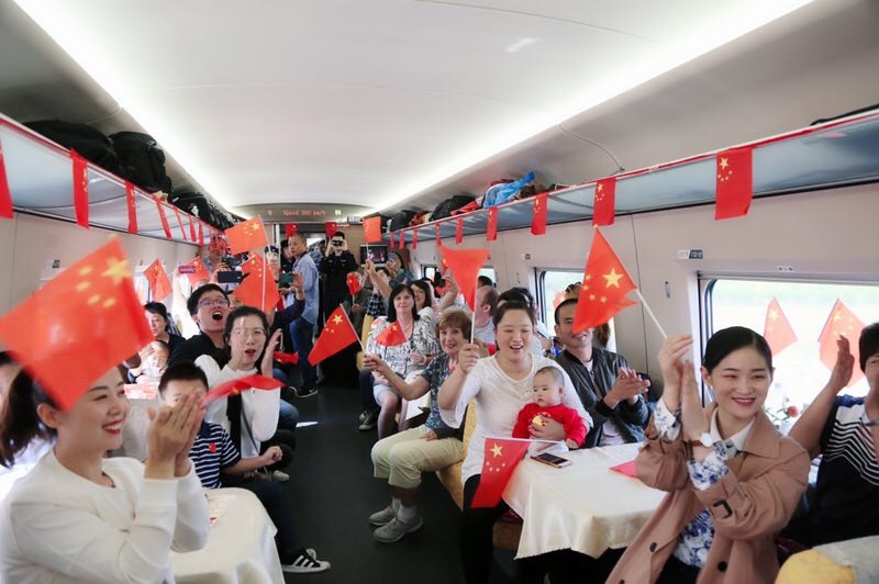 G26次列车上旅客列车员欢歌笑语 喜迎新中国成立70周年