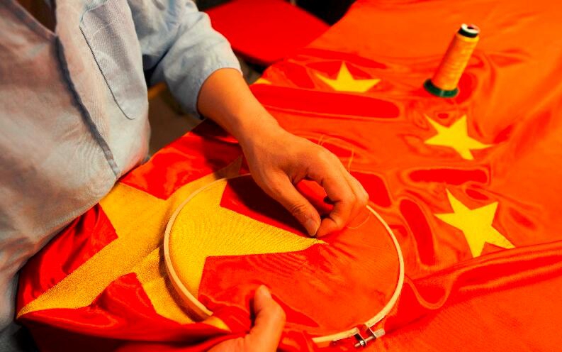 因无法语言表达对祖国对热爱 聋哑裁缝花一个月绣国旗致敬祖国