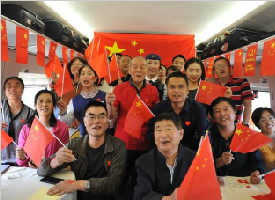 高铁列车满是国庆味 西安客运段乘客列车员一起《歌唱祖国》