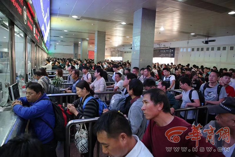 十一长假出行高峰将至 西安地铁、火车站等交通枢纽已出现大客流