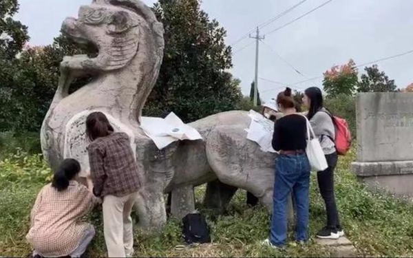 大学师生盗拓1500年前的国宝南朝石刻
