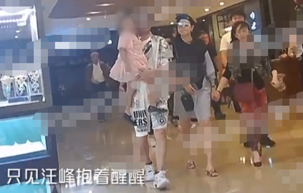 二胎？章子怡与汪峰就餐手扶微凸小腹
