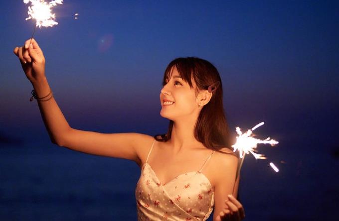 迪丽热巴绿洲大玩烟花棒似仙女 吊带裙衬姣好身材露甜笑
