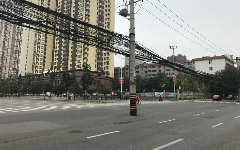 畅行西安丨西安街头电线杆挡道影响交通出行 市民希望将线路落地还路于民