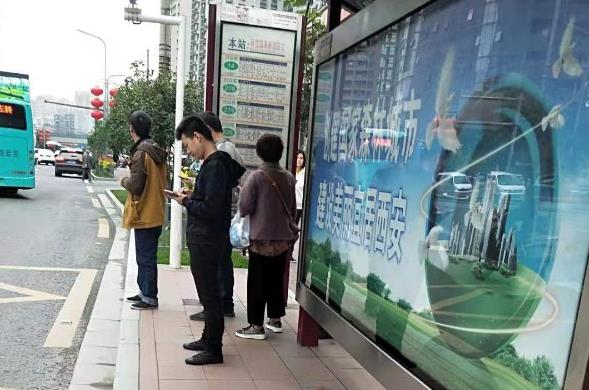 科技路高新四路口公交站垃圾箱“消失”一个月 到底哪去了？