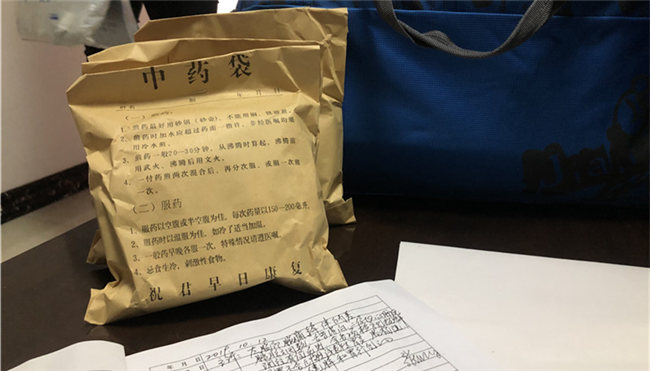 男子大医院看病有人推荐中医馆 带去把脉3分钟开药4千多