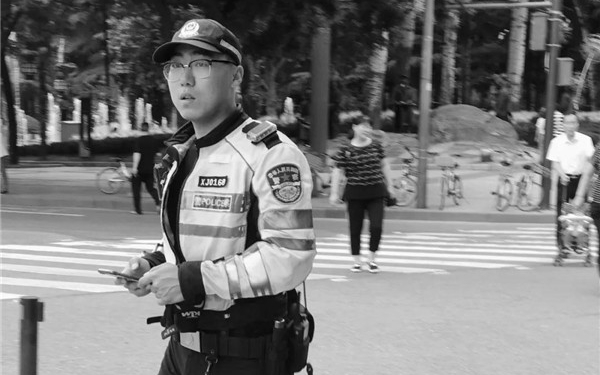 痛心！西安新开门转盘发生车祸 22岁执勤辅警因公殉职