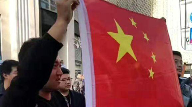 华商头条|维也纳街头怒怼“港独”，我给外孙子点赞！