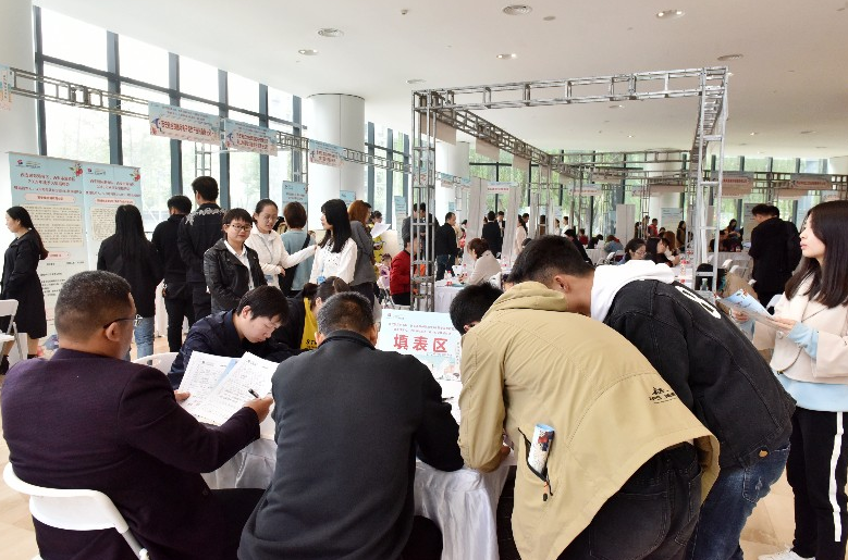 西安的这场“定制”招聘会太火 4000余人参加760人达成意向
