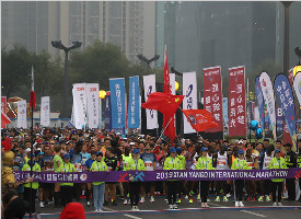 图文：2019西安国际马拉松赛鸣枪开跑