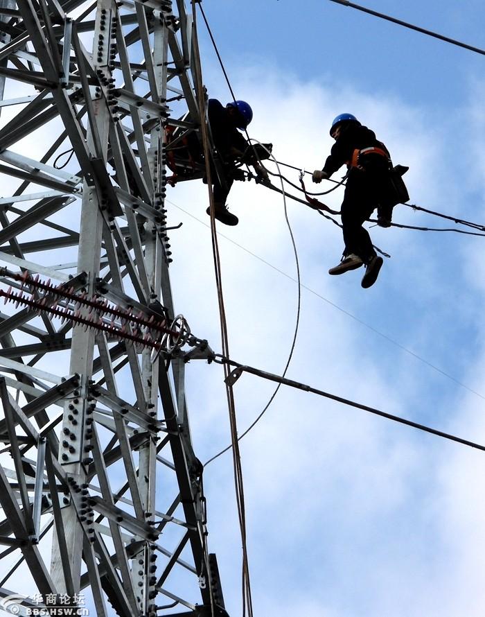 三原电力工人精心维护农村电网保证农民安全用电!
