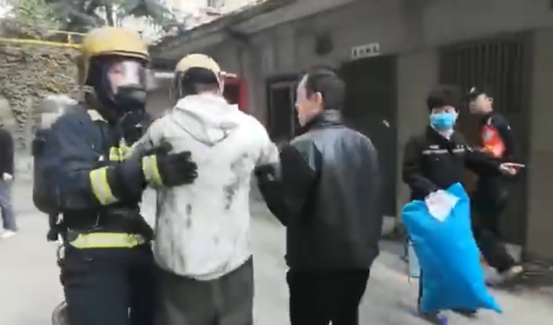 西安一小区起火 救出被困人员消防先给他戴上空气呼吸器