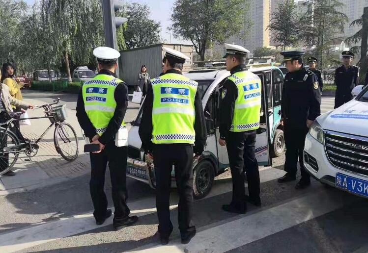 非法营运还危险 国际港务区城管局联合灞桥交警联合整治“黑摩的” 