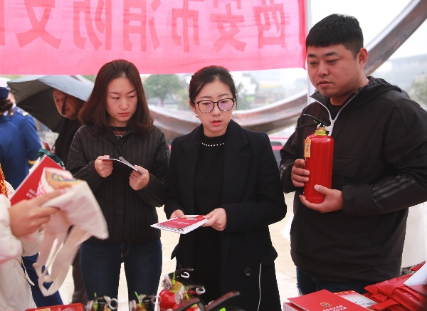 西安消防70年摄影展开幕 现场为群众发放灭火器