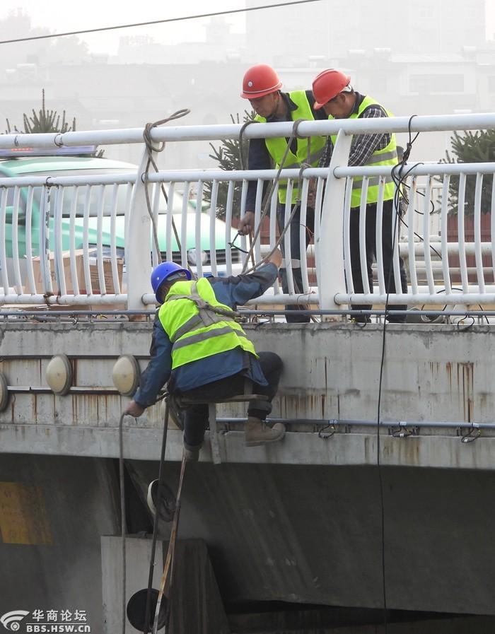 实拍工人师傅高空作业,为三原大桥两侧安装彩灯!