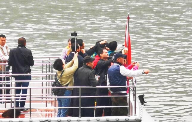 乐山大佛景区回应“游船乘客不穿救生衣”质疑：新船安全性高