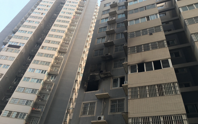 龙府北郡小区5楼起火次卧被烧毁 消防车到达小区却进不去