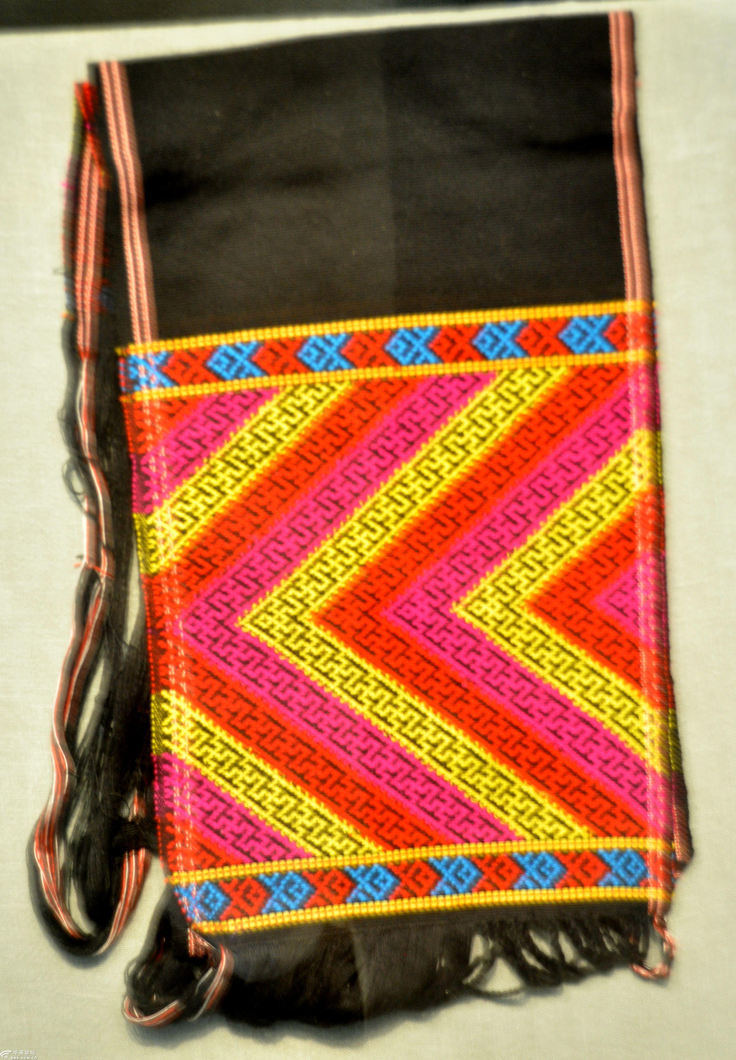 海南民族纺织文化陈列"展出的黎族杞方言万字纹妇女头巾以及简介