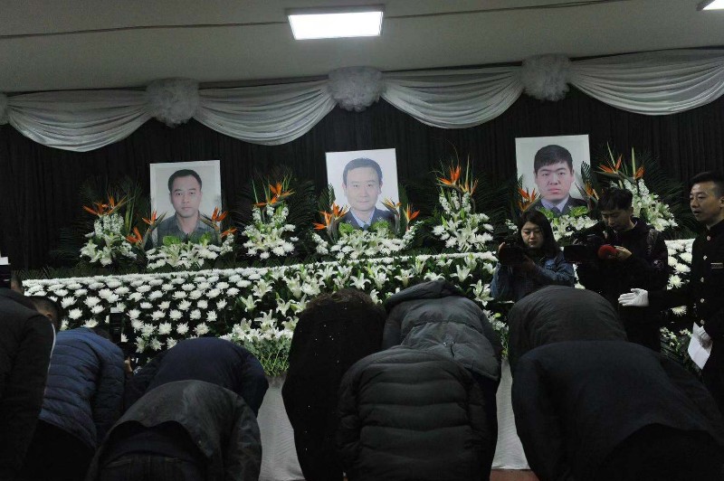 西安三名民警因公殉职 派出所设立灵堂各界人士前往吊唁 