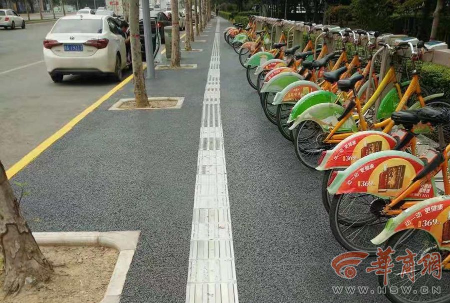 不锈钢盲道防滑还是帮倒忙?西安丈八东路盲道开始重新铺设