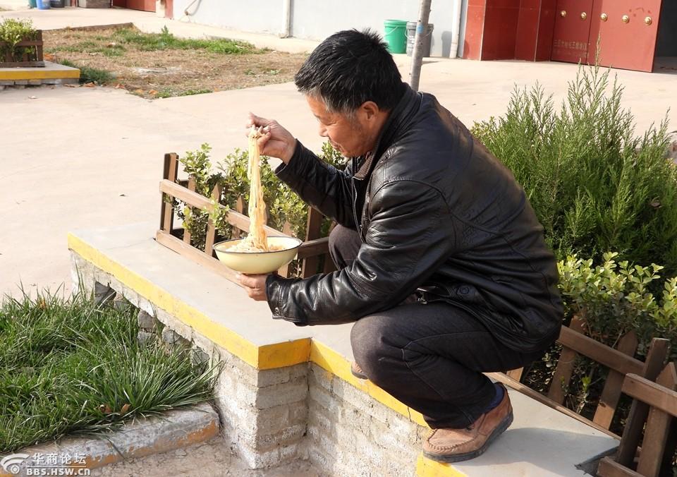 陕西关中农民喜欢蹲在家门口边吃面条边聊天
