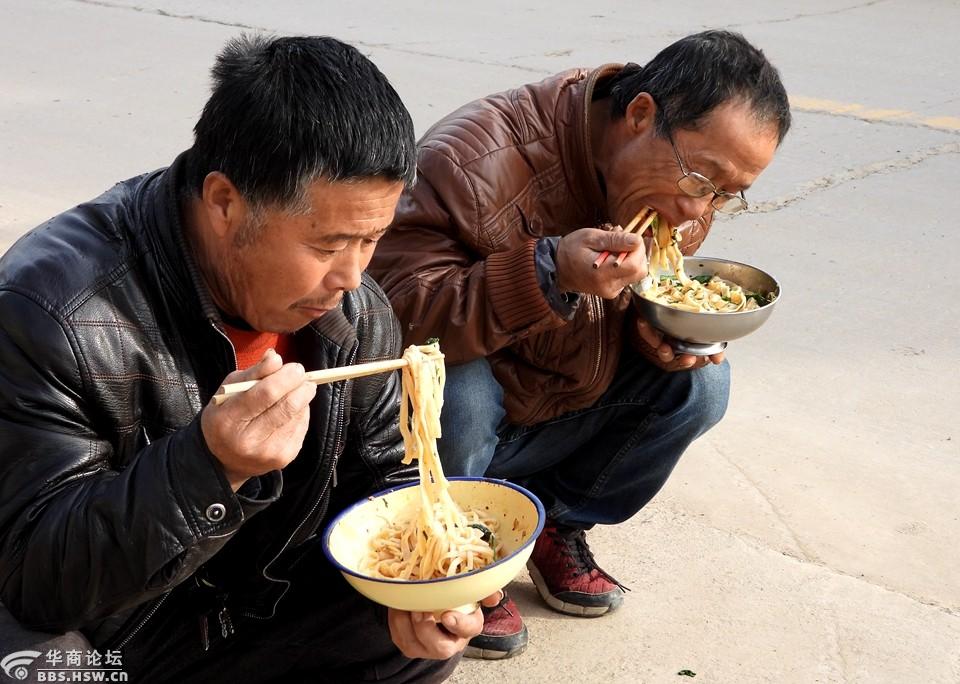 陕西关中农民喜欢蹲在家门口边吃面条边聊天
