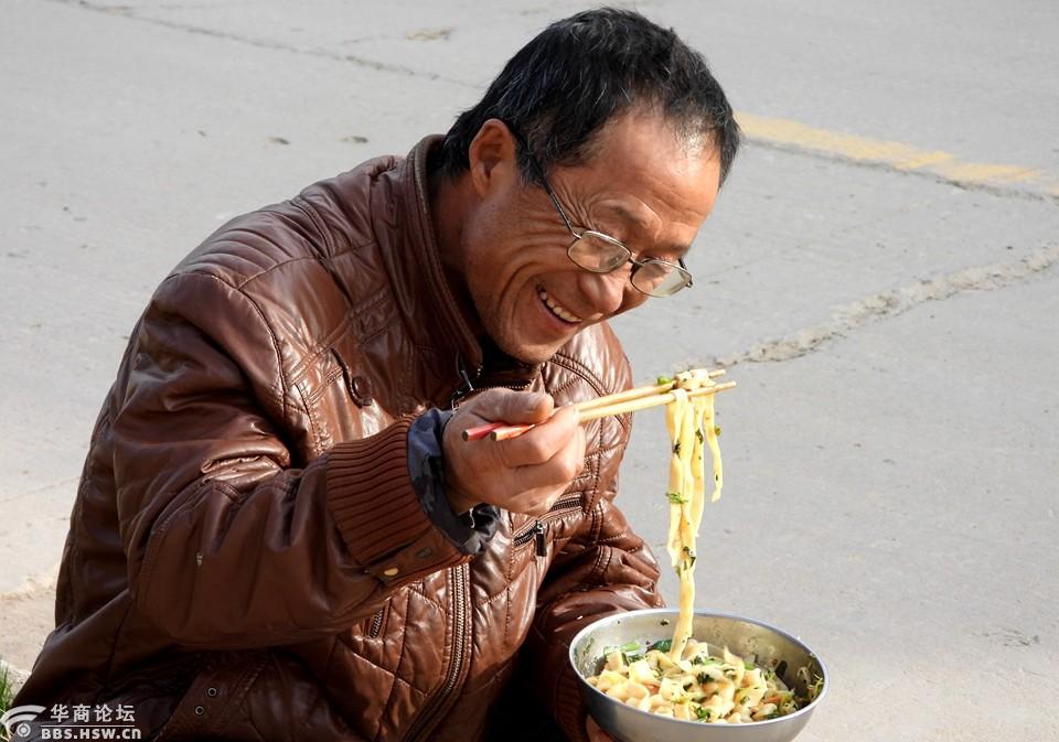陕西关中农民喜欢蹲在家门口边吃面条边聊天