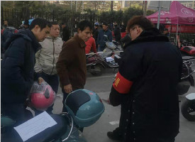 记者暗访电动自行车登记挂牌工作 花钱买头盔就能优先办理