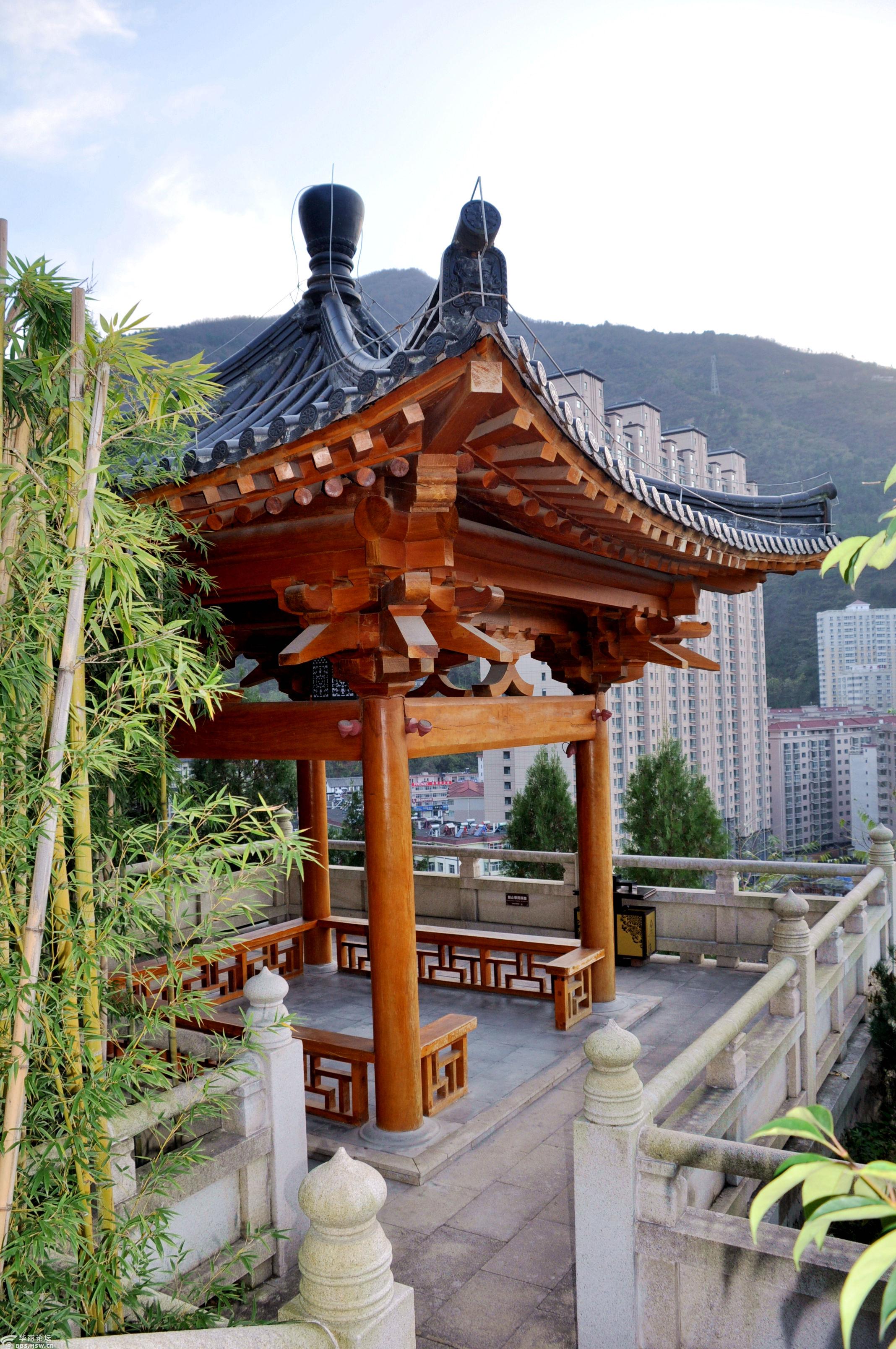 意境镇安——金台山文化旅游区兴隆寺仡佬拐角竹林里的游客观景休息亭