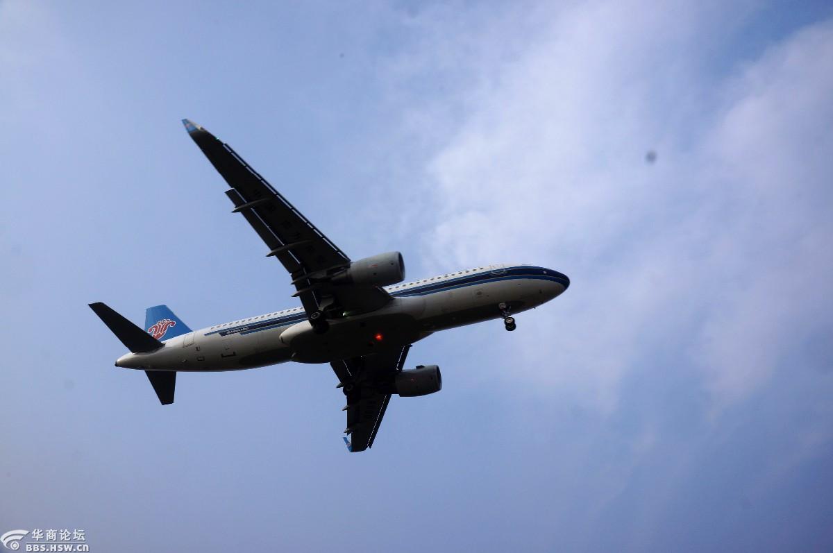 掠过头顶的飞机