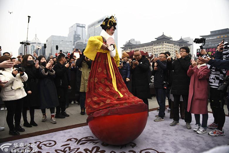 不倒翁网红小姐姐惊艳西安古城