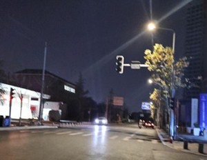 华商头条|西安高级中学门口信号灯长期未启用 附近学生众多存在隐患