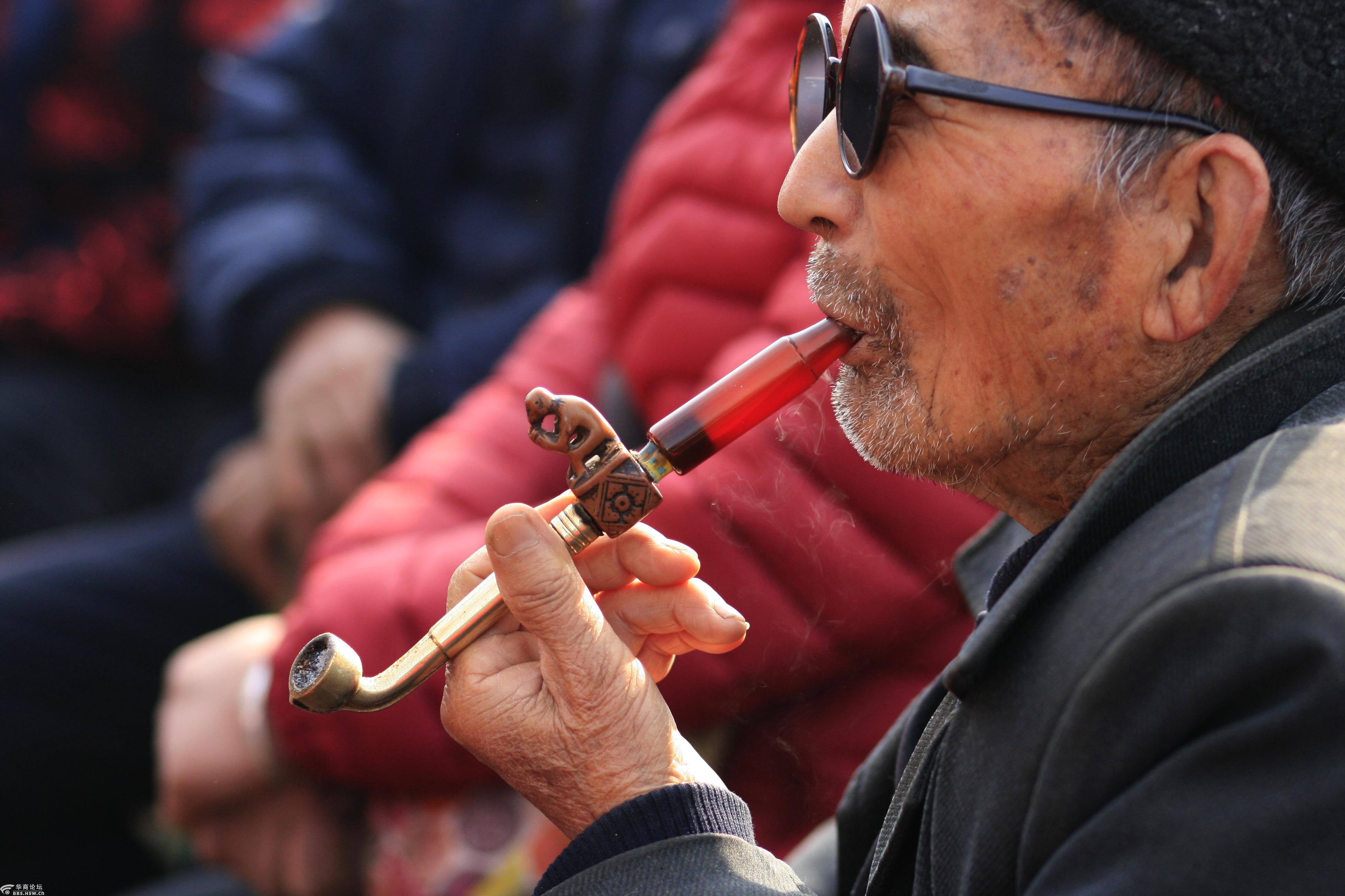 【摄影日记】河滩会上,抽旱烟的老汉