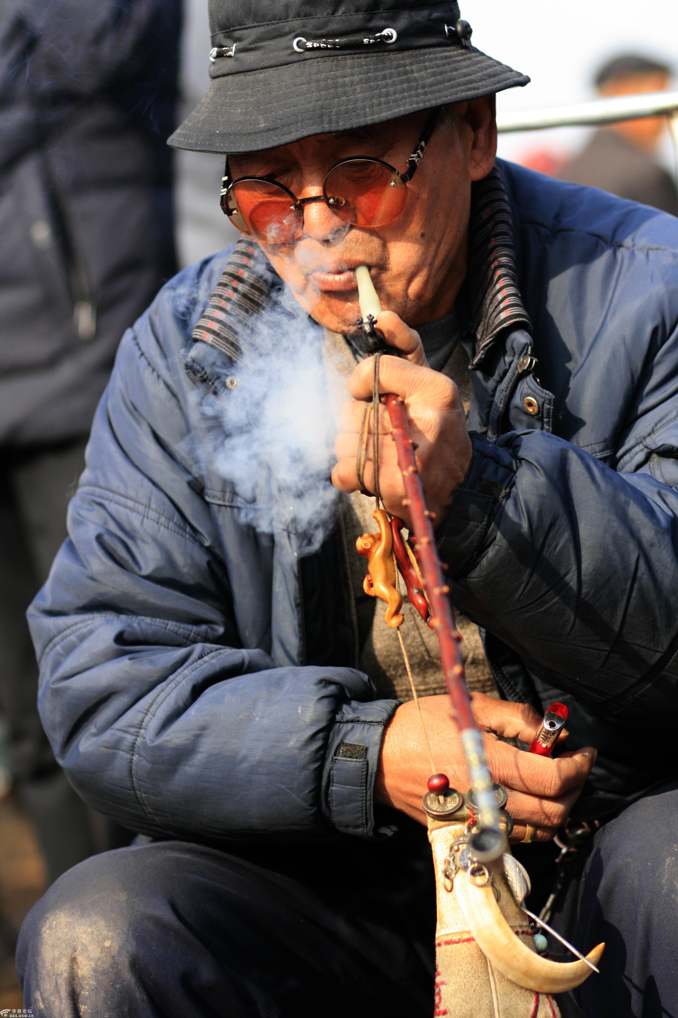 【摄影日记】河滩会上,抽旱烟的老汉