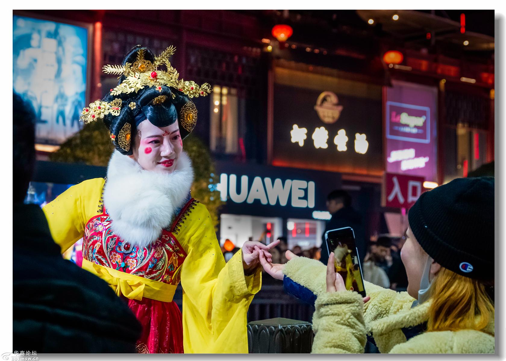 爆红网络的大唐不夜城不倒翁女孩冯佳晨拍摄记