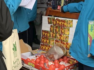 西安康乐路文具店里搞“抽奖” 学生抽奖又买卡花光百元零花钱