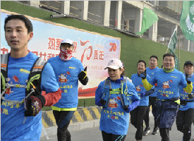 民间跑团“鼠年跑鼠” 200多人耗时8小时接力跑出“大老鼠”