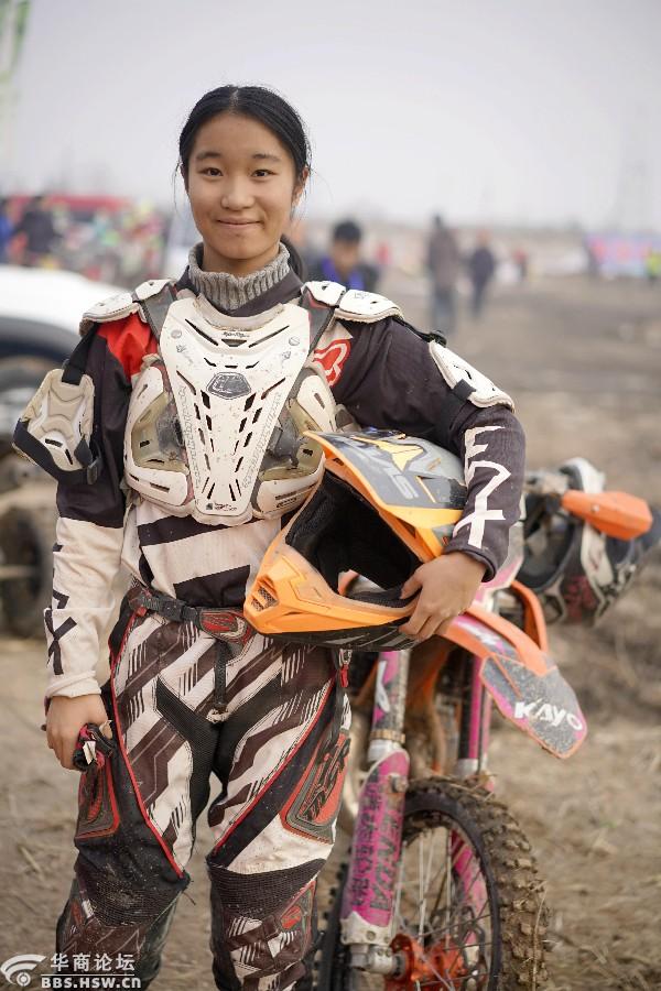 巾帼不让须眉傲人的女摩托车骑手风采