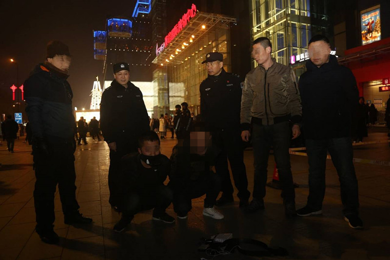 节假日在外需留心 两男子平安夜在赛格附近行窃 刚得手便被抓