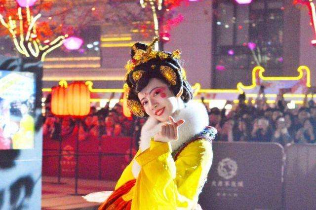 元旦期间,大唐不夜城还将举办彩车巡游,新年演出等活动,"不倒翁姐姐