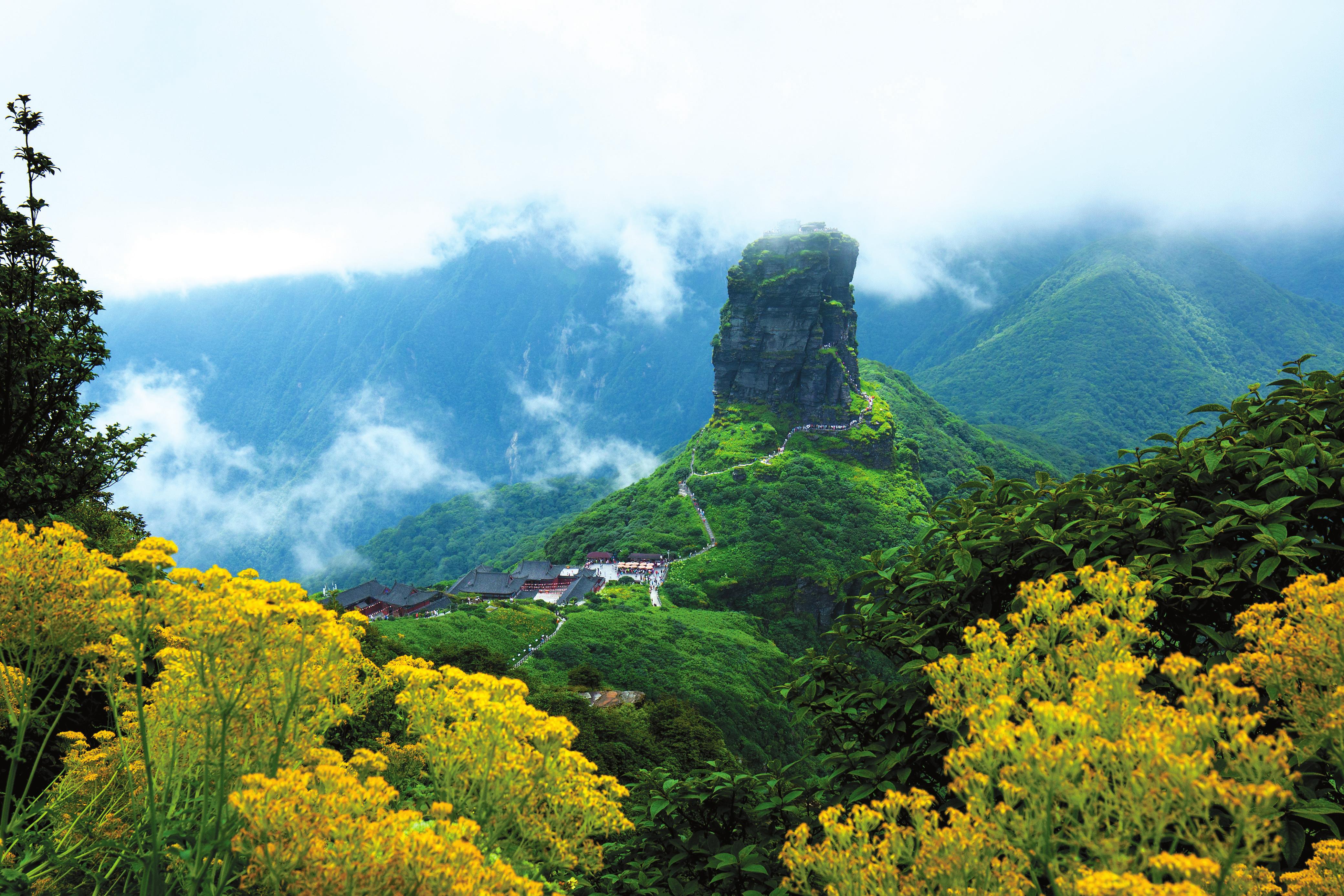 青山披锦绣绿水润黔东